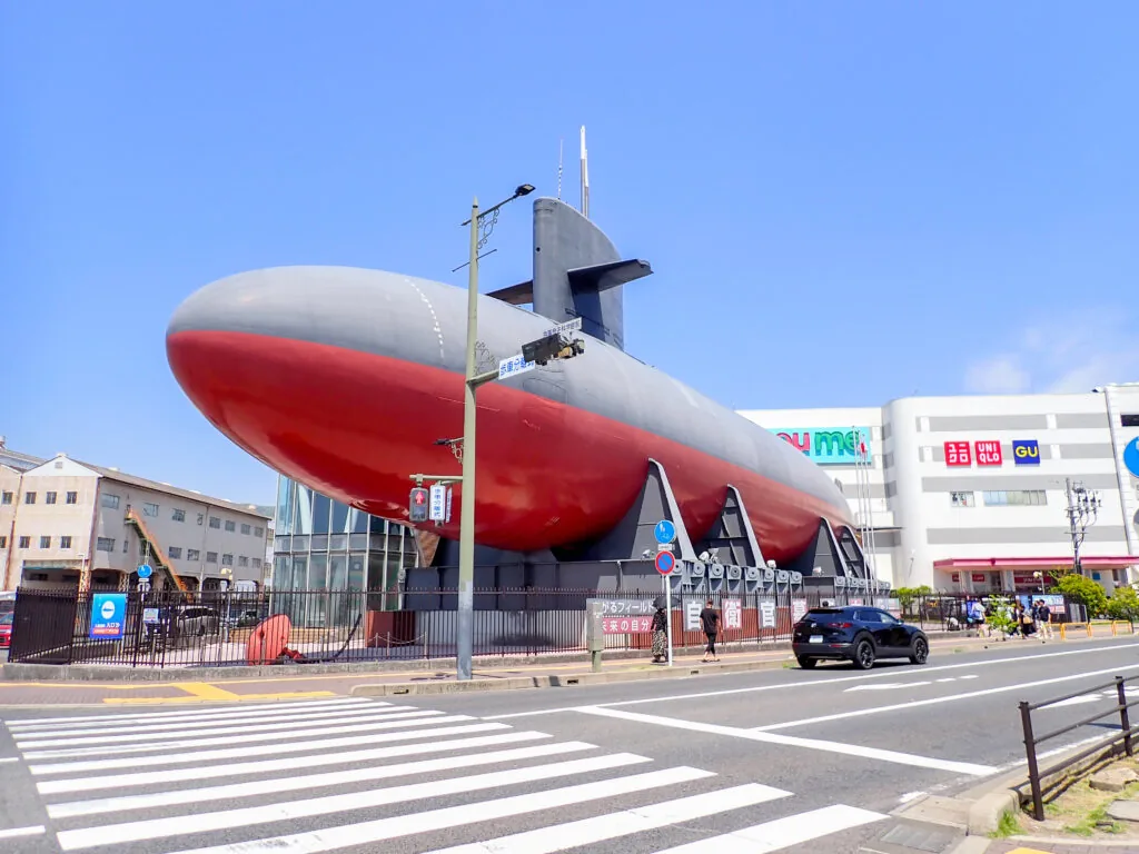 道路沿いに展示された赤い船体の潜水艦