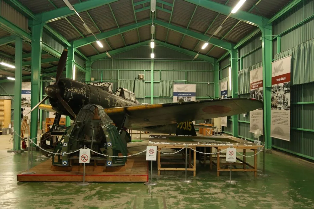 資料館の館内に展示されている航空機の機体
