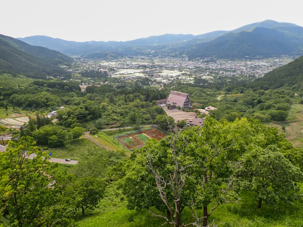 狭霧台から見下ろす由布院盆地と山々