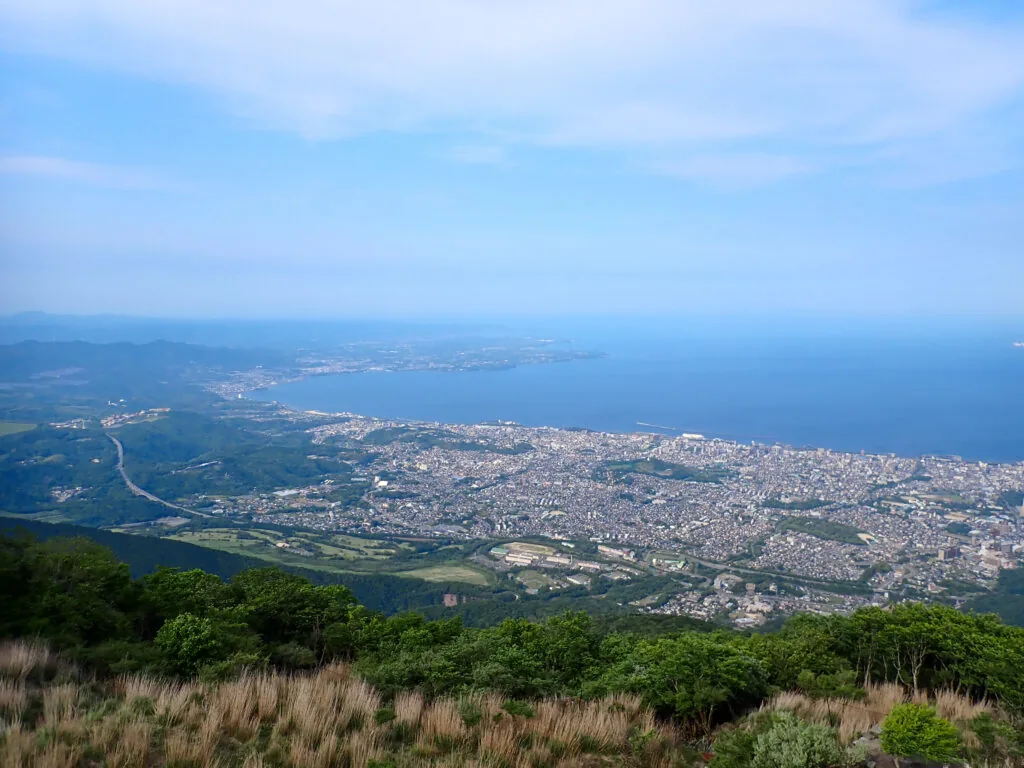 鶴見岳の山上から見下ろす別府の市街地と別府湾