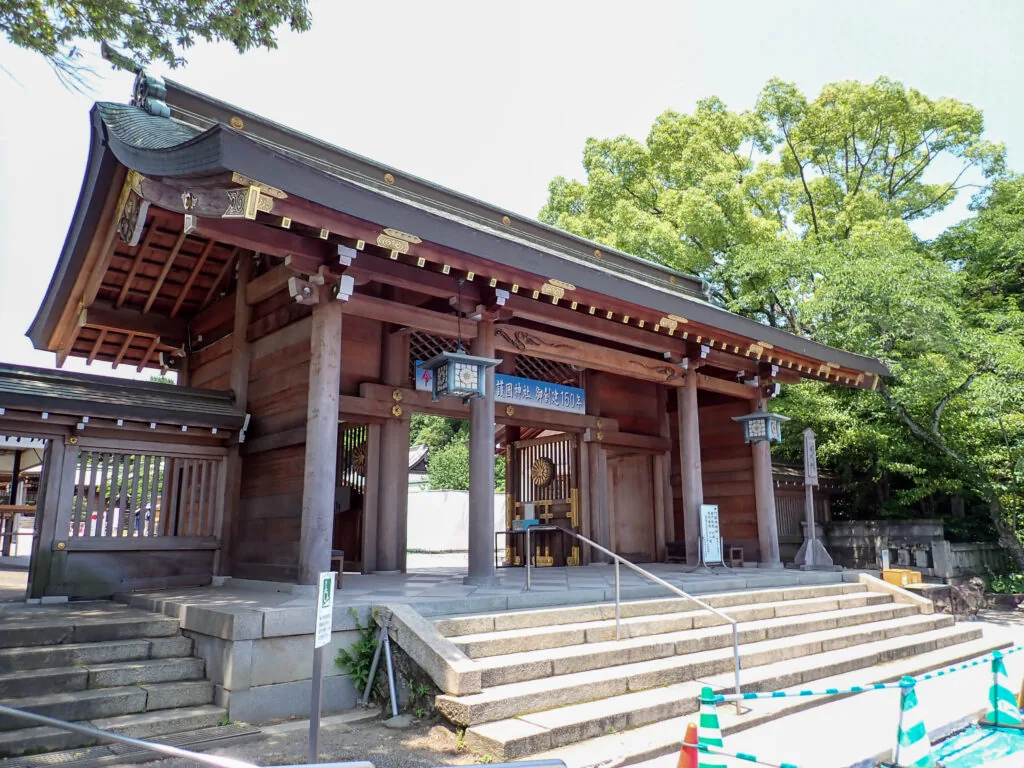 石段の先に建つ大分縣護国神社の社殿
