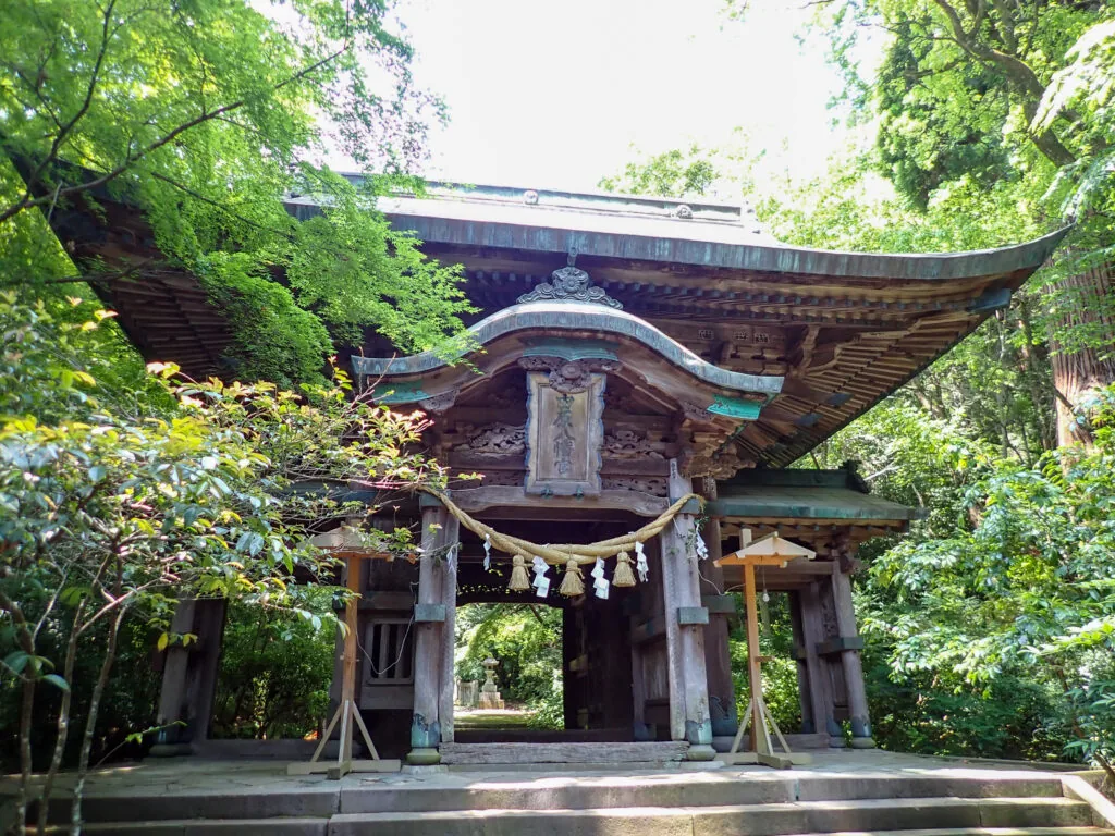 注連縄が掛かる柞原八幡宮の門