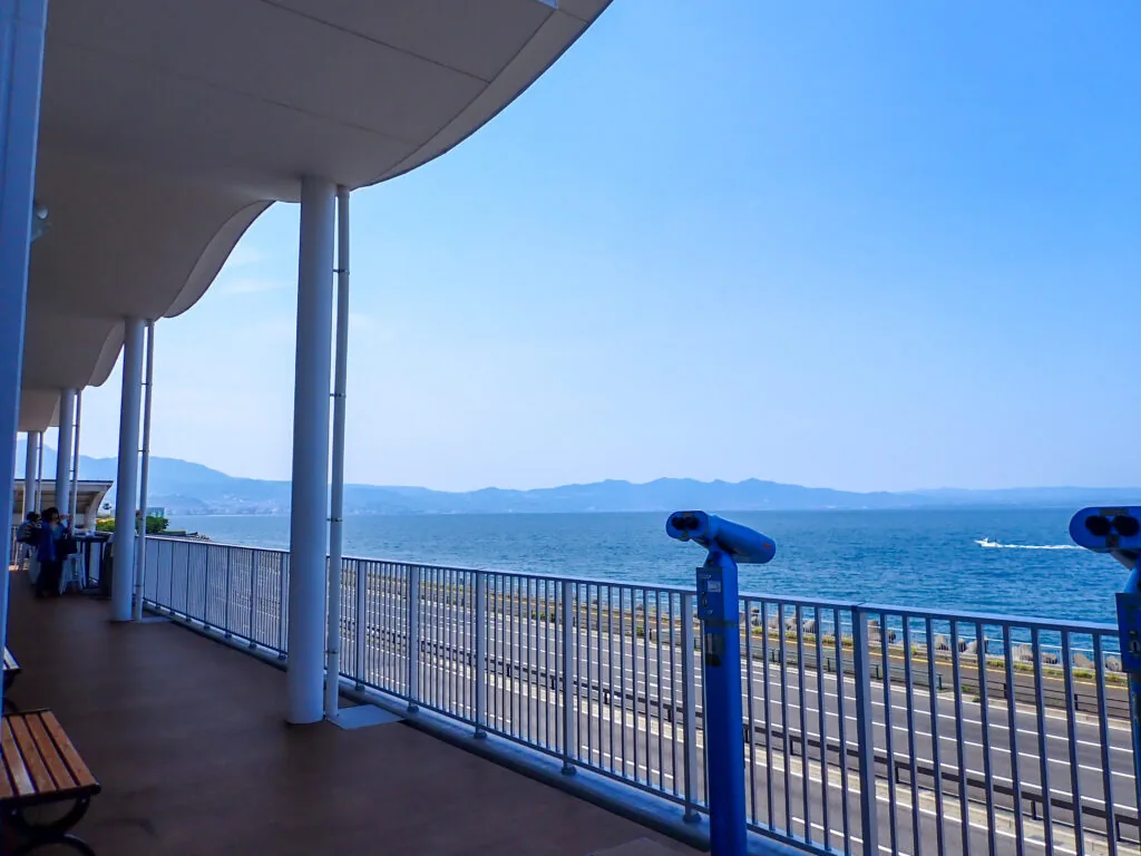 青い海を望む道の駅たのうららの展望デッキ
