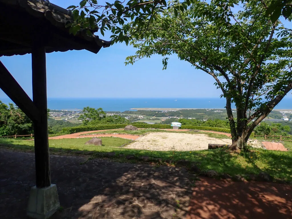 木陰の広場の先に海が広がる小城展望公園