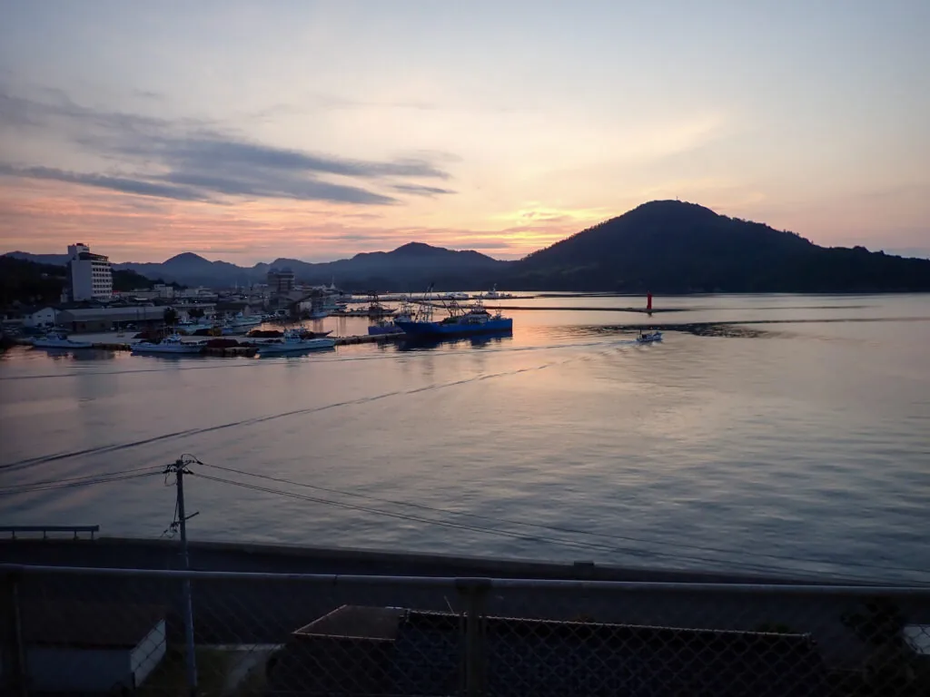 朝焼けに染まる西郷港と山並み
