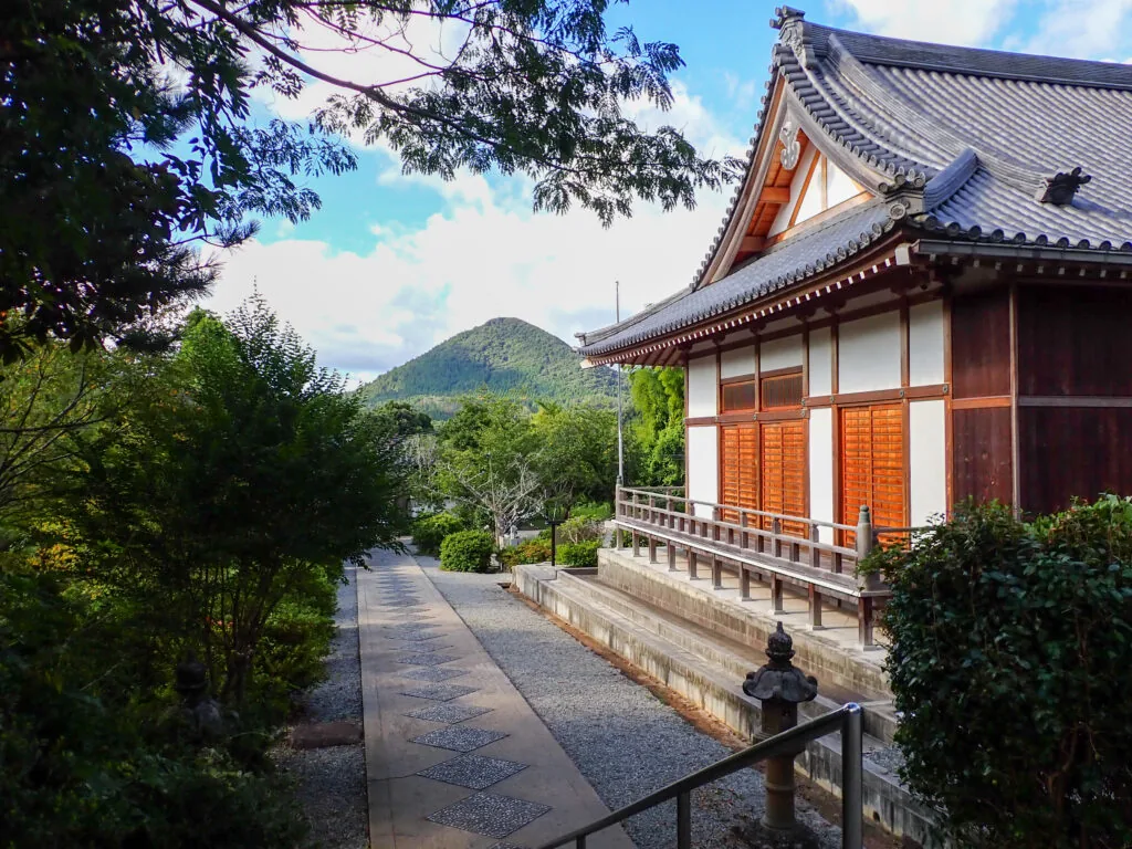 隠岐国分寺の境内に建つ堂と石畳の道