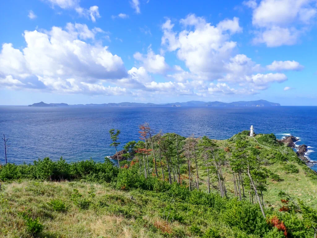 岬の先に灯台が立つ那久岬と青い日本海