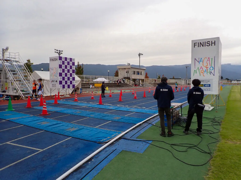 「FINISH」の看板が立つ長井マラソンのゴール