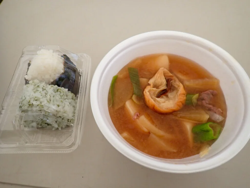 ゴール後に振る舞われたおにぎりと芋煮