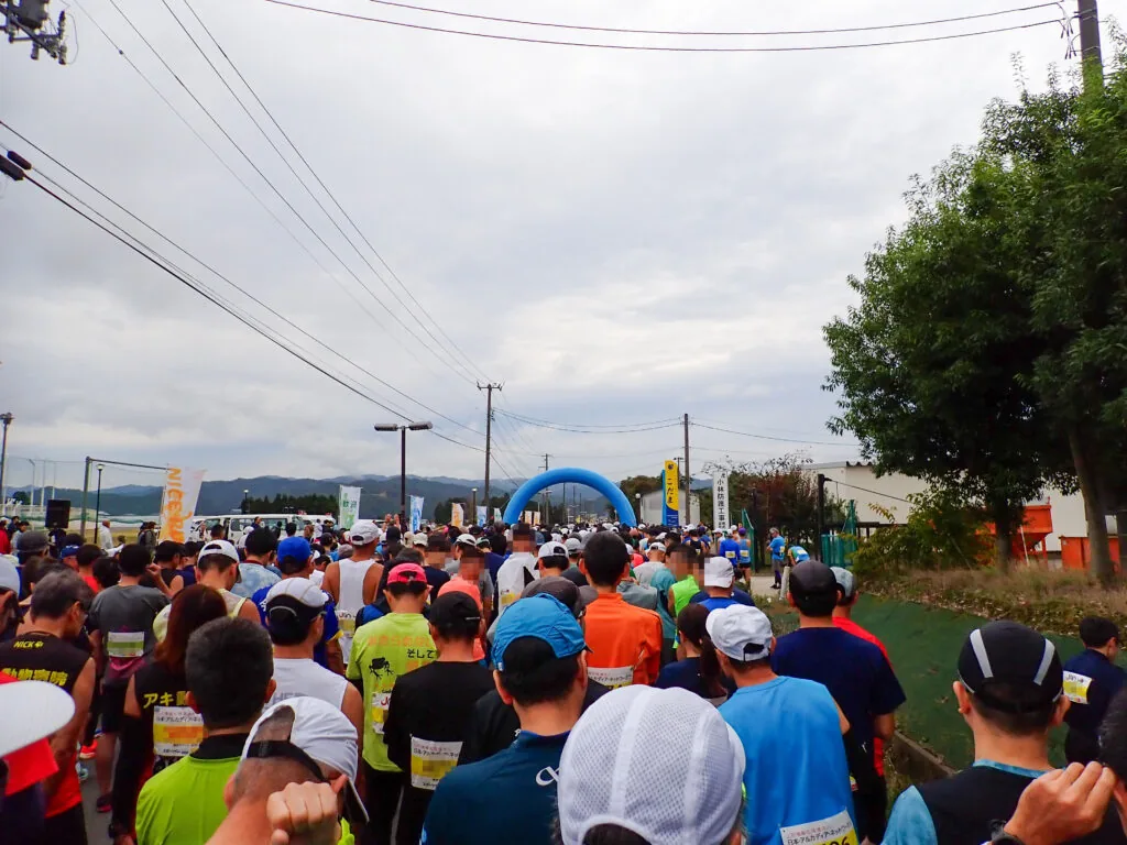 スタートゲートの手前に集まった大勢のランナーたち