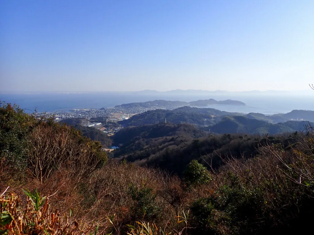 三ヶ根山の山頂から見渡す三河湾と海沿いの街並み