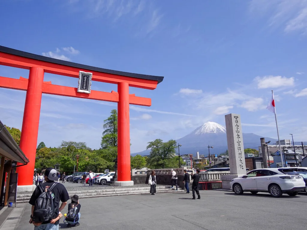 朱塗りの大鳥居と、その奥に見える富士山