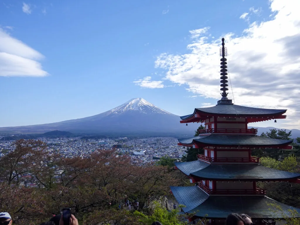 富士山を背に朱塗りの忠霊塔がそびえる新倉富士浅間神社