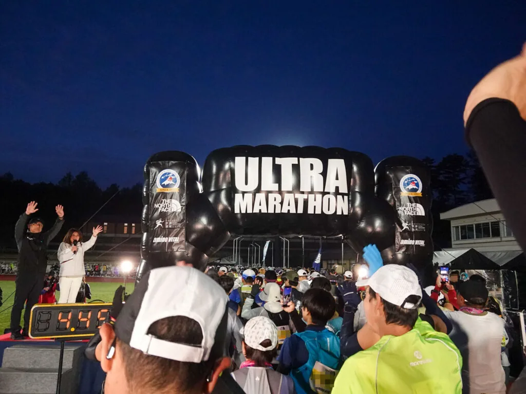 「ULTRA MARATHON」のゲートの下に集まったスタート前の参加者たち