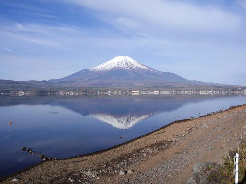 穏やかな湖面に映る冠雪した富士山