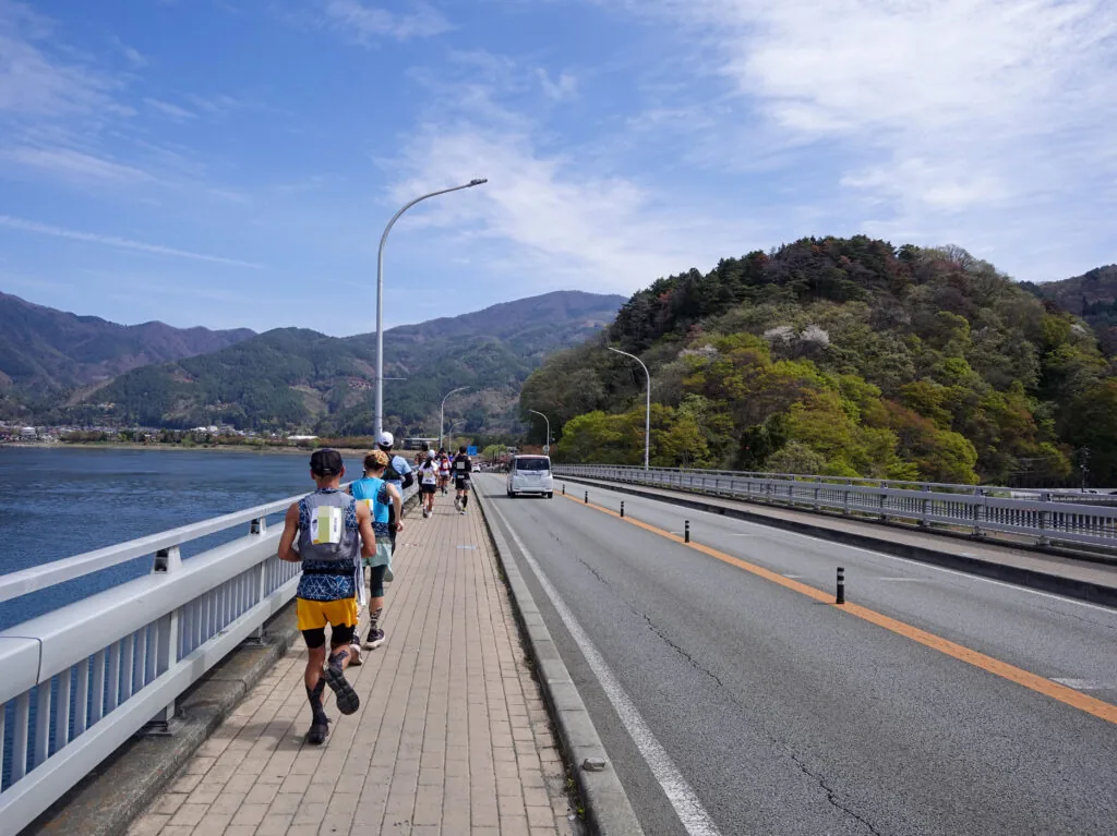 河口湖大橋の歩道を渡るランナーたち