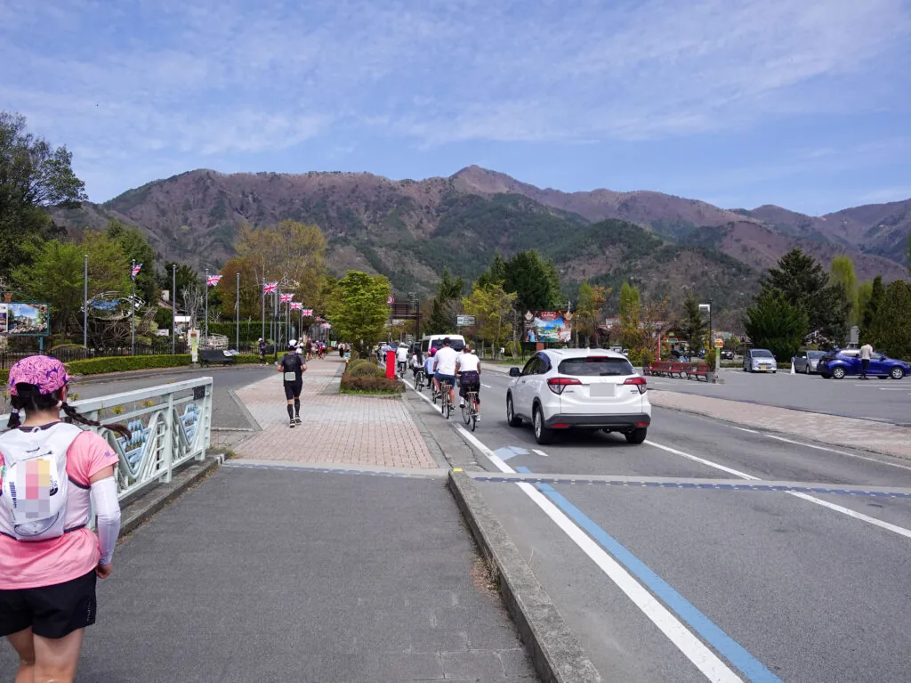 山並みを望む通りを進むランナーたち