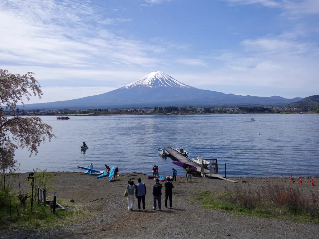 桟橋のある湖畔から望む、湖越しの富士山