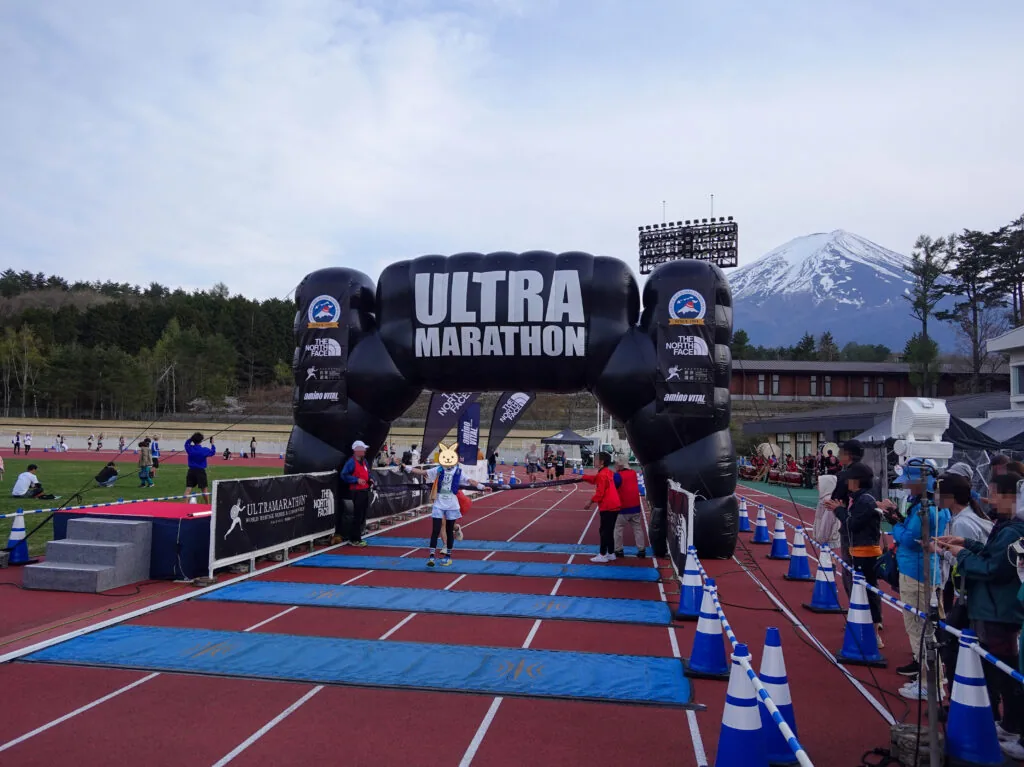 「ULTRA MARATHON」のゴールゲートと、奥に見える富士山