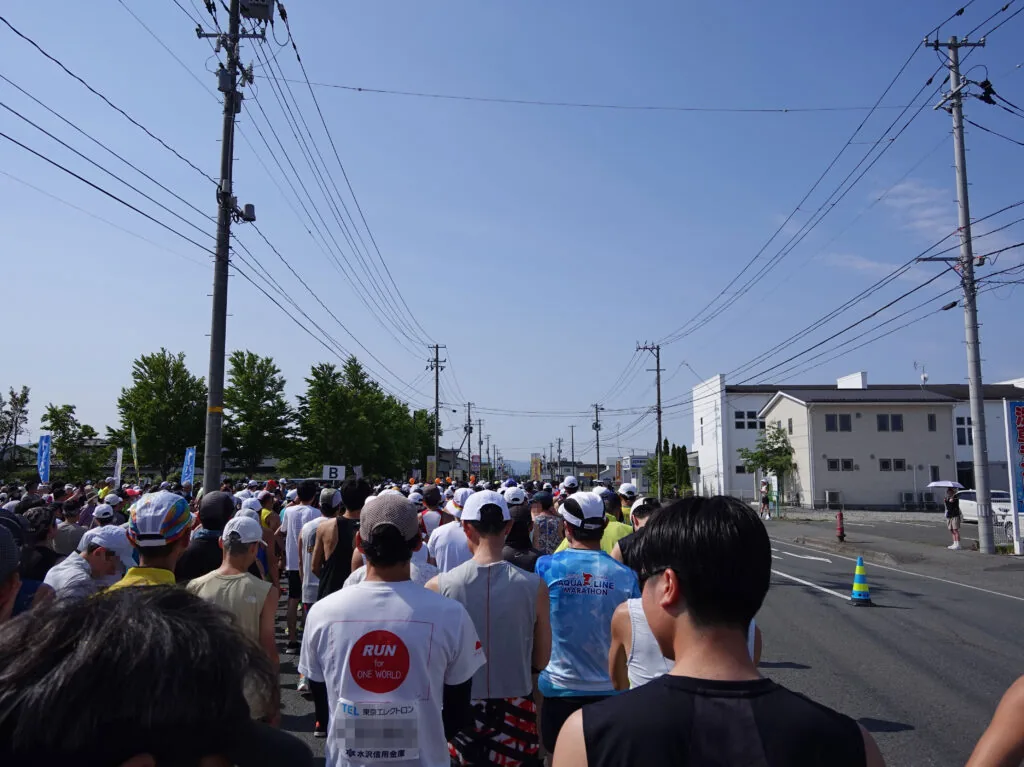 スタートを待つ大勢のランナーたち