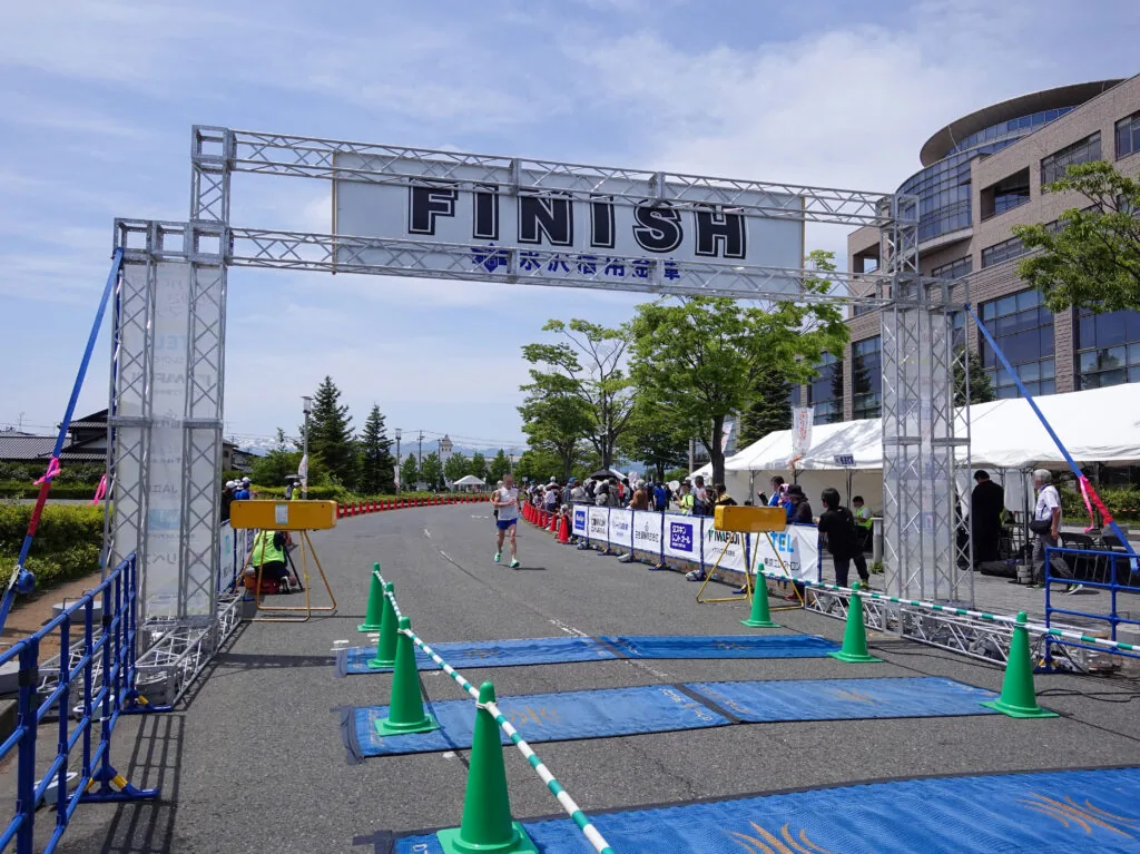 「FINISH」と掲げられたゴールゲート